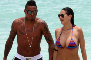 Boateng, su cadenilla, sus tatuajes y ella.