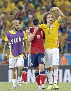 Abrazando a James Rodríguez tras la eliminación de Colombia a manos de Brasil. 