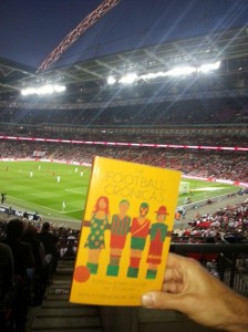 El libro presentado en un partido amistoso de Inglaterra, en Wembley. 