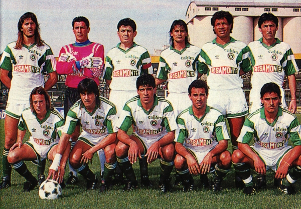 La melena y pose de jugador, Guido en cuclillas, el primero de la derecha. Gran equipo de Mandiyú, que tenía entre sus filas a otro paraguayo: "Chiquito" Benítez, en cuclillas, en el centro.