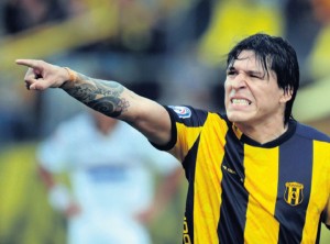 El "Ropero" indica el camino a la victoria. (Diario Extra)